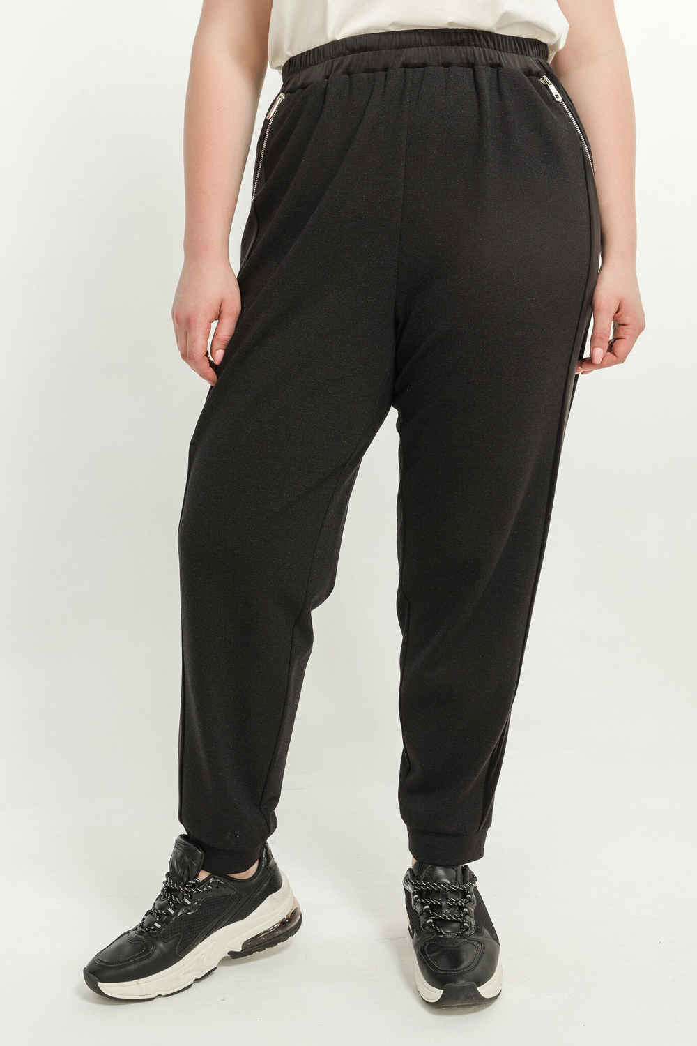 Брюки Averi из плотной ткани прямого слегка зауженного силуэта.