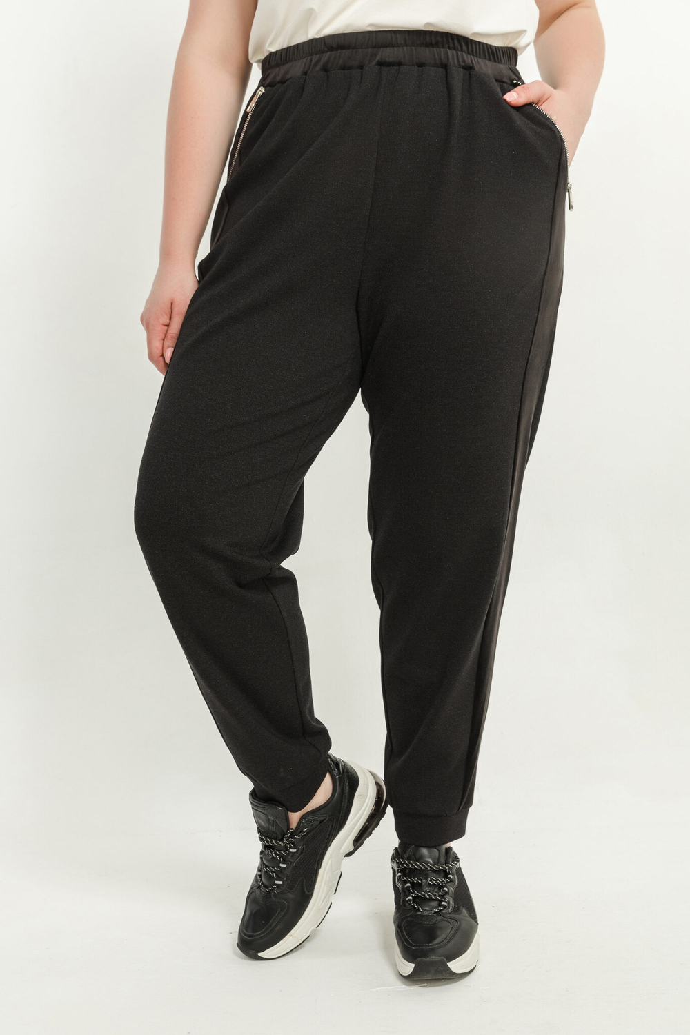 Брюки Averi из плотной ткани прямого слегка зауженного силуэта.