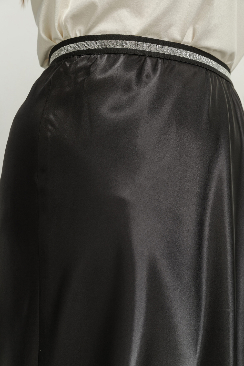 Юбка Averi  из плотного атласа на резинке.